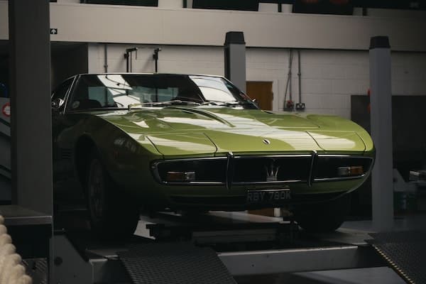 voiture verte dans un garage
