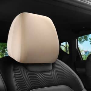 Housse Appuie Tête Voiture de Protection beige mise sur un appui-tête dans une voiture