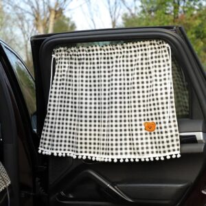 Pare-Soleil Voiture à Carreaux avec Imprimé Ours installé sur la fenêtre d'une voiture avec la porte ouverte dans un décor extérieur