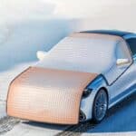 Pare-soleil Voiture pour Protection Complète et Efficace installé sur une voiture grise dans la neige