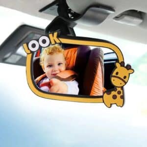 Miroir Voiture Bébé Confort de Dessin Animé installé à l'avant de la voiture avec bébé visible dans le reflet
