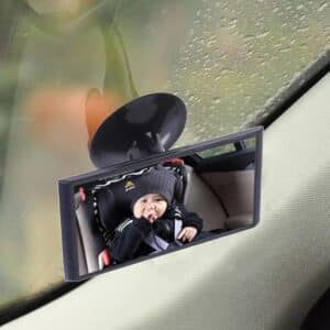 Miroir Voiture Bébé Confort Pratique et Résistant mis sur le pare-brise d'une voiture avec bébé dans le reflet du miroir
