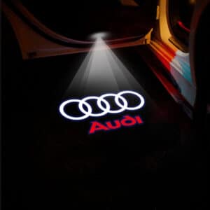 Lot de Deux LED pour Voiture Extérieur Décorative au Logo Audi installé à la porte d'une voiture et qui projette une lumière sur le sol la nuit